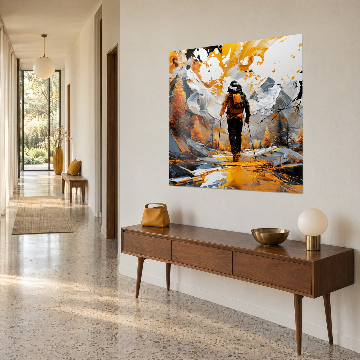 Tableau marcheur au sac à dos orange gravissant un chemin jaune safran, sommets gris et blancs en pâte épaisse, sur un couloir en terrazzo