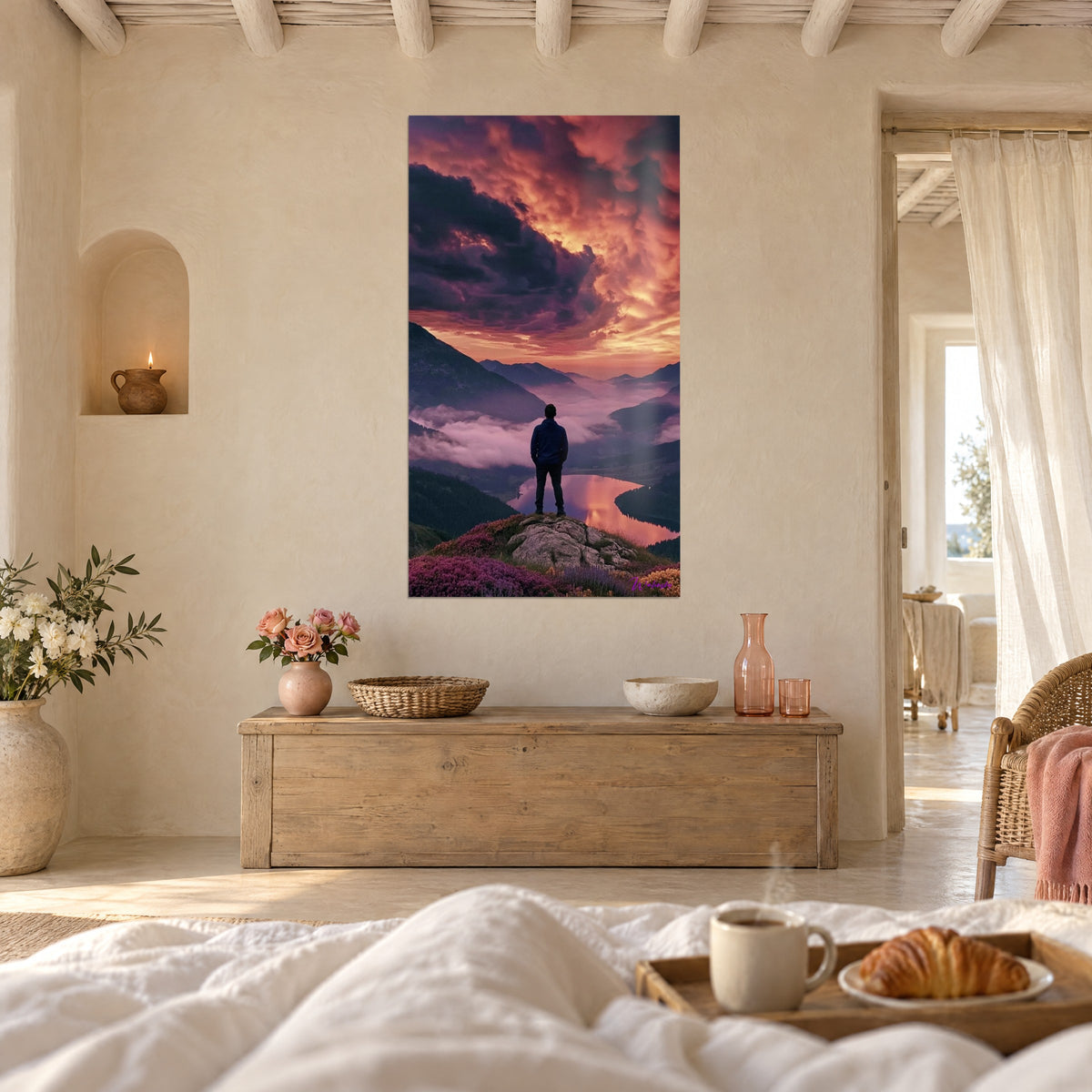 Schilderij reiziger van achteren voor een stormachtige oranje en mauve lucht, mistige vallei beneden, boven een bed in een lichte slaapkamer