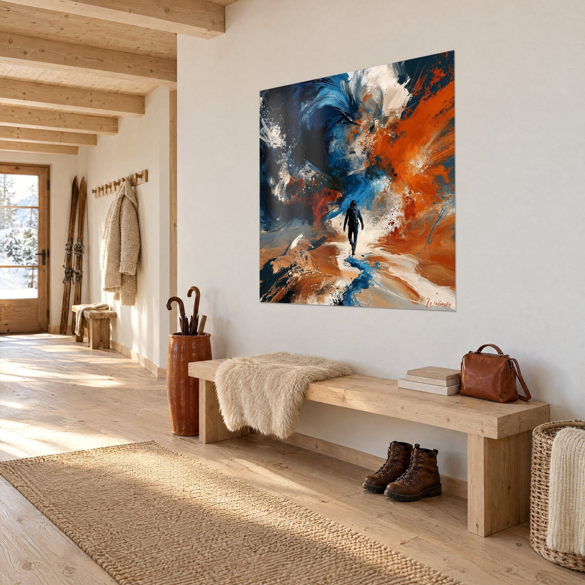 Quadro della sagoma di un escursionista su un sentiero color crema, schizzi di cobalto e ruggine, vista di tre quarti in un ingresso in legno chiaro