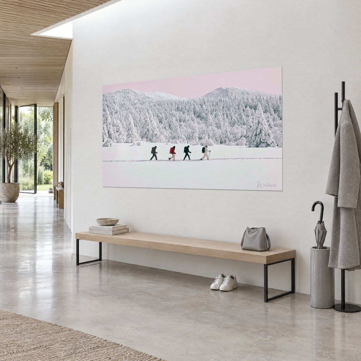 Tableau cordée de randonneurs vêtus de rouge, noir et beige, forêt blanche poudrée, vue de trois-quarts dans un couloir clair