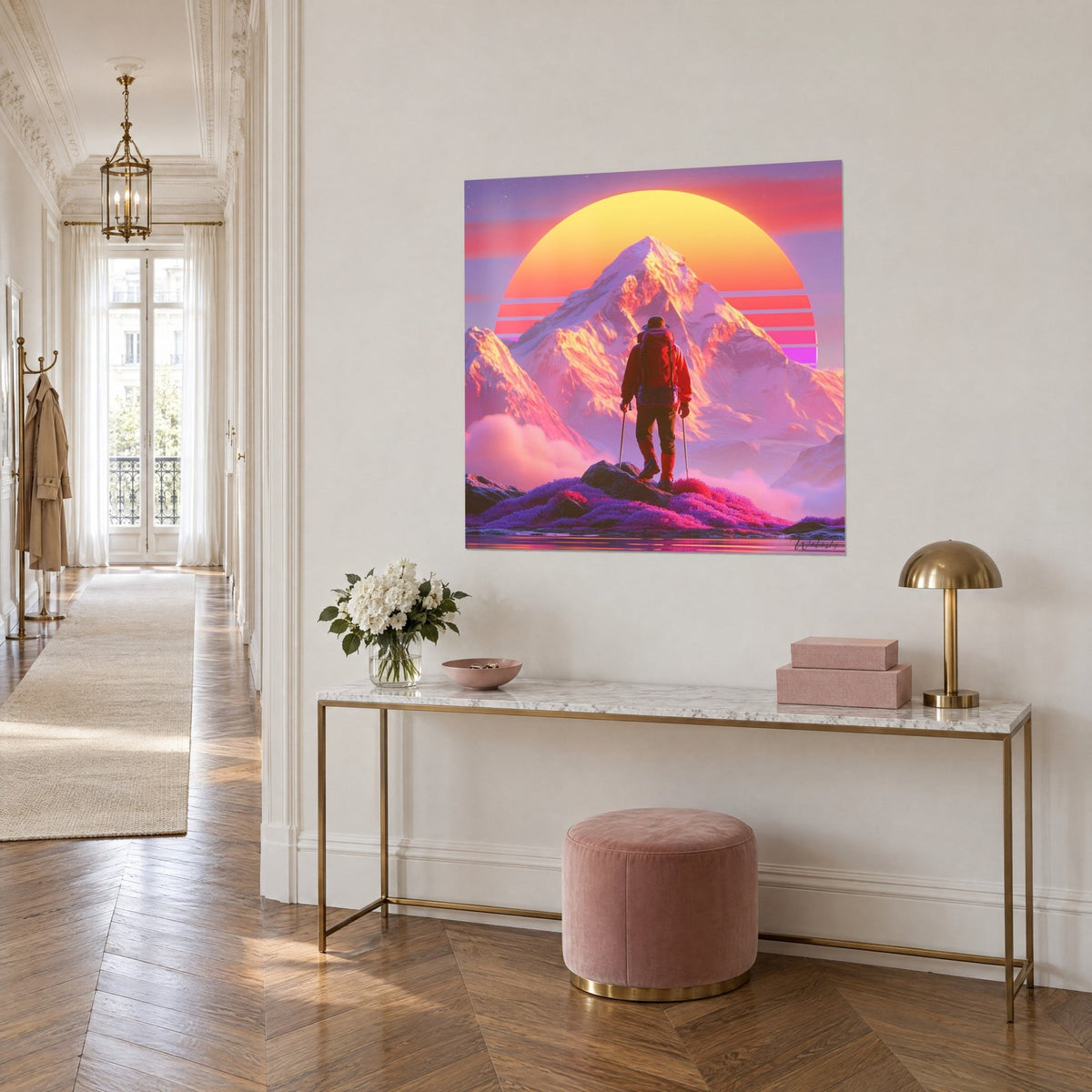 Tableau alpiniste de dos sur un rocher couvert de bruyère violette, sommet rosé et soleil orangé, console dorée d'un couloir