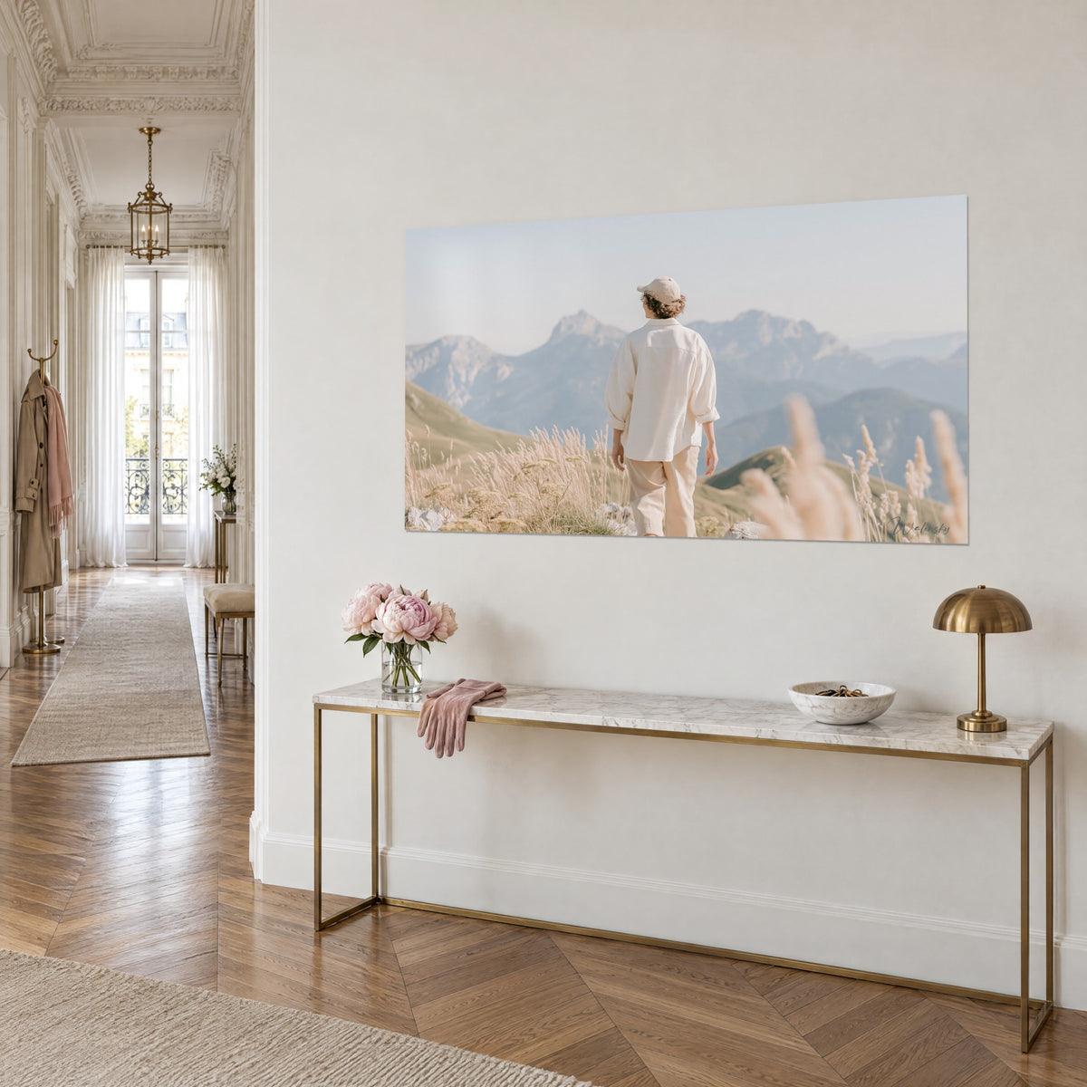 Schilderij van een wandelaar met zandkleurige pet die blauwe nevelige kammen aanschouwt, okerkleurige aren op de voorgrond, vergulde Haussmann-console