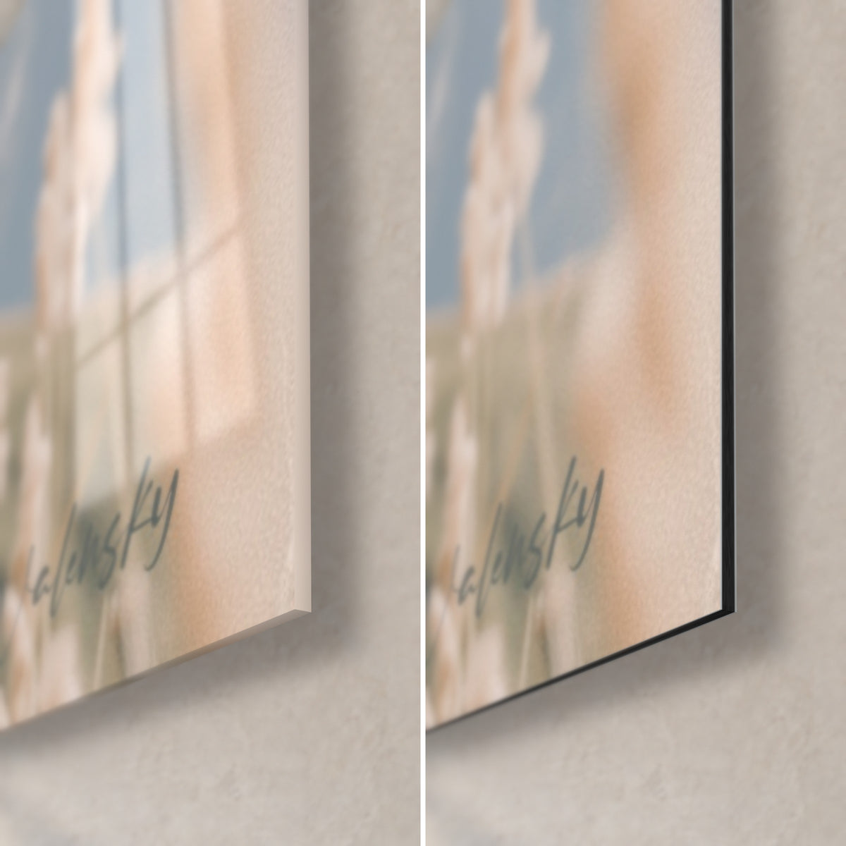 Schilderij van een wandelaar in beige tussen blauwe toppen, rechtsonder: glanzend acrylglas links, mat zwart Dibond, 3 mm rand