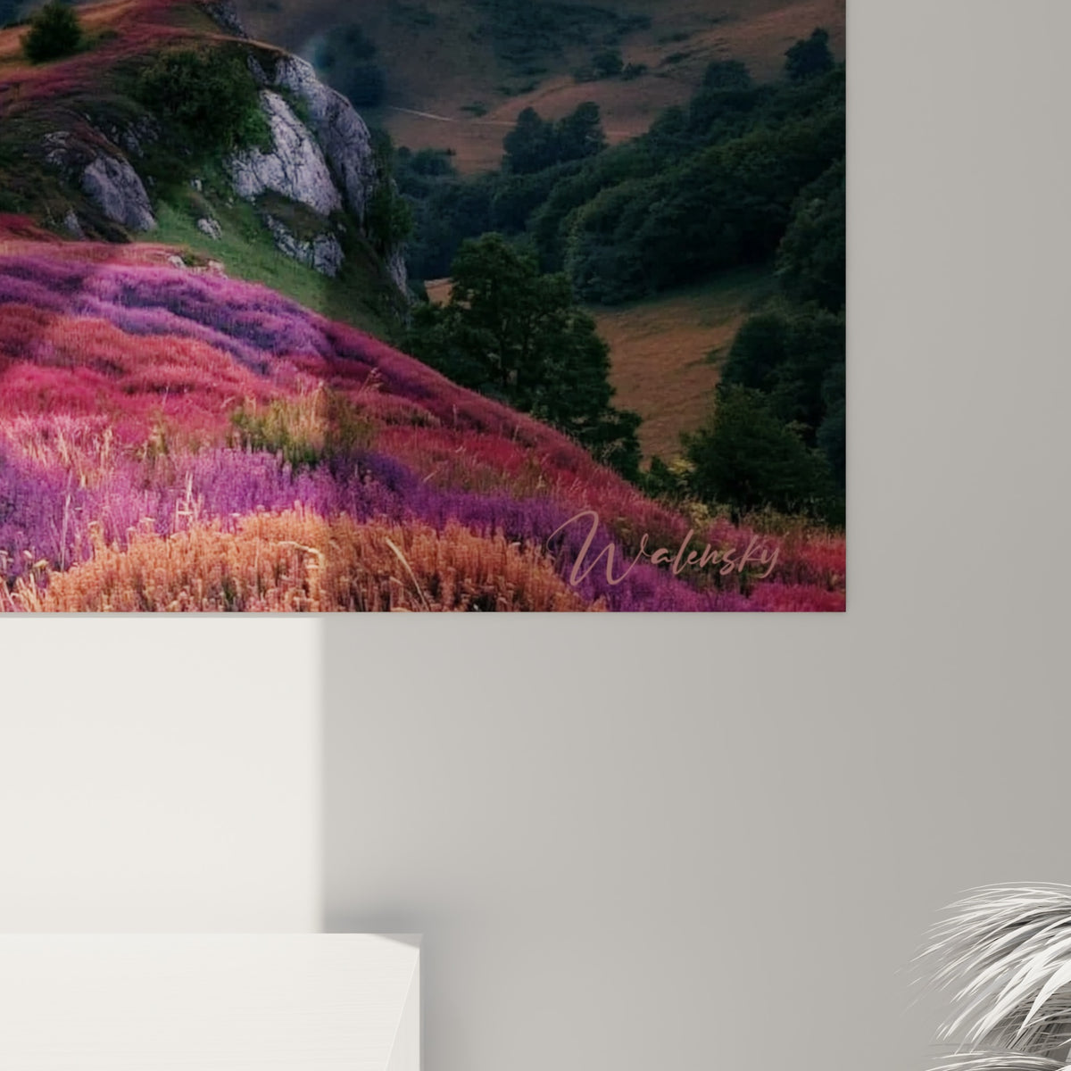 Détail des nuages orangés et pourpres empâtés, contraste avec le vert sombre des collines et le violet des fleurs