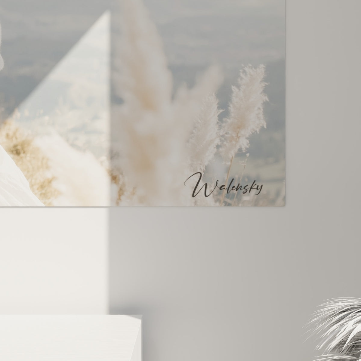 Détail de l'impression du tableau randonnée montrant le grain des herbes beige et la neige blanche des cimes