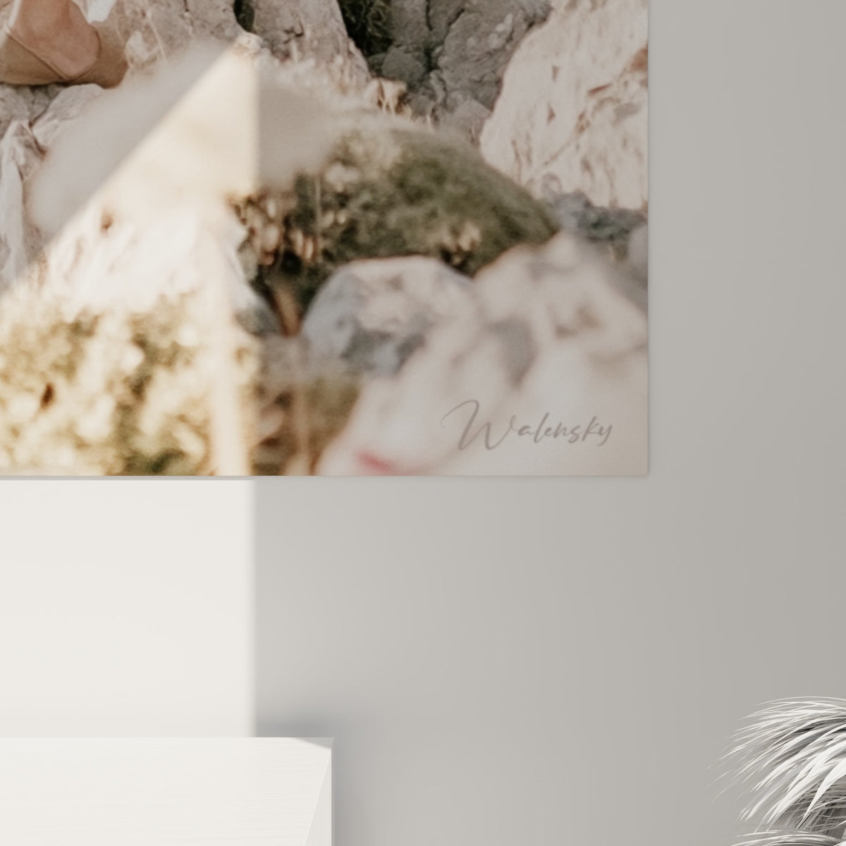 Détail du tissu ondulant blanc crème et du grain minéral gris de la roche sur cette impression Randonnée