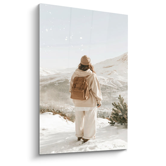 Tableau Randonneuse beige et montagnes enneigées - Contemplation silencieuse - Edition Randonnée