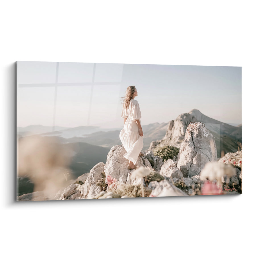 Tableau Randonneuse en robe blanche au sommet - Sommet du monde - Edition Randonnée