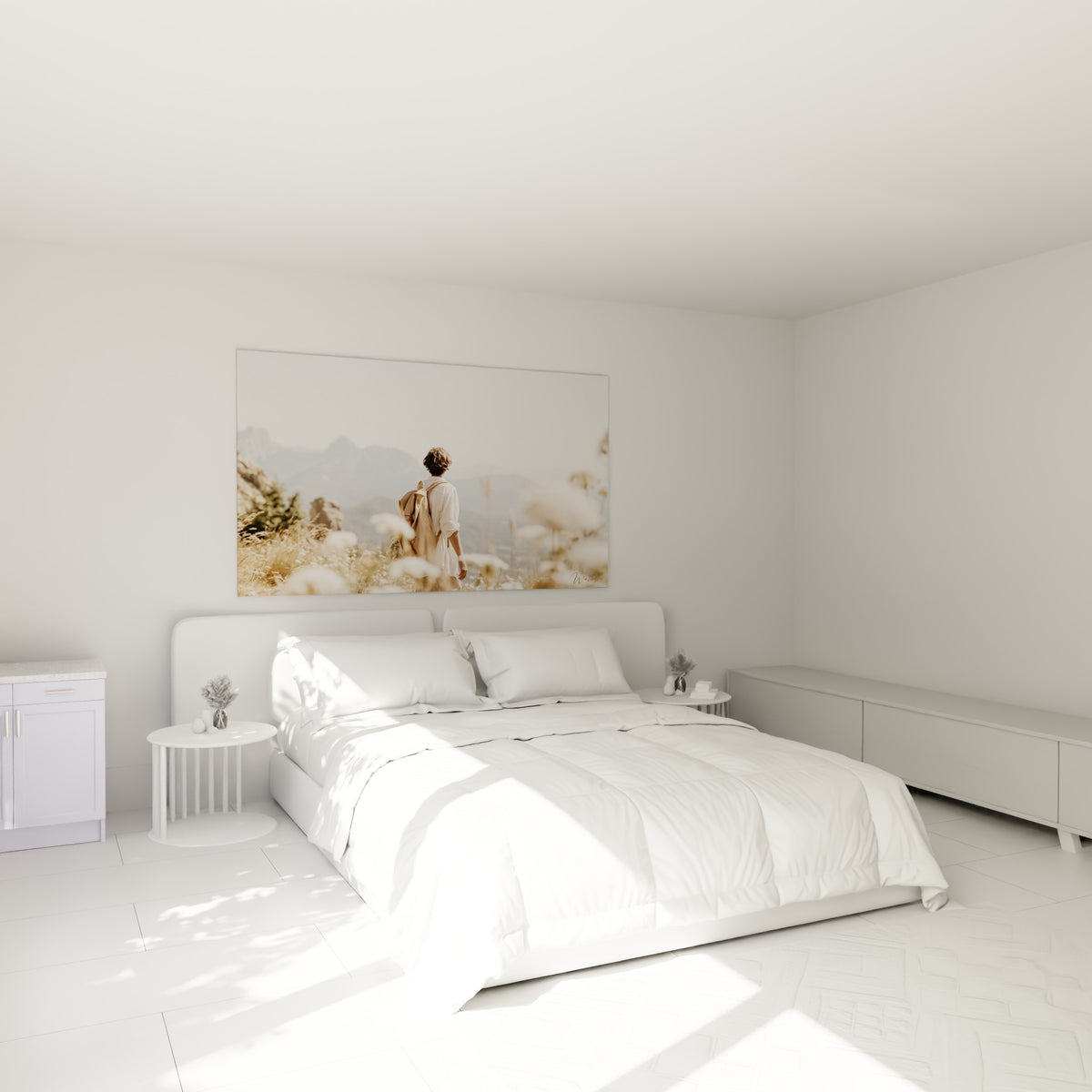 Silhouette en randonnée dans un décor beige et blanc, accrochée au-dessus d'un lit dans une chambre claire