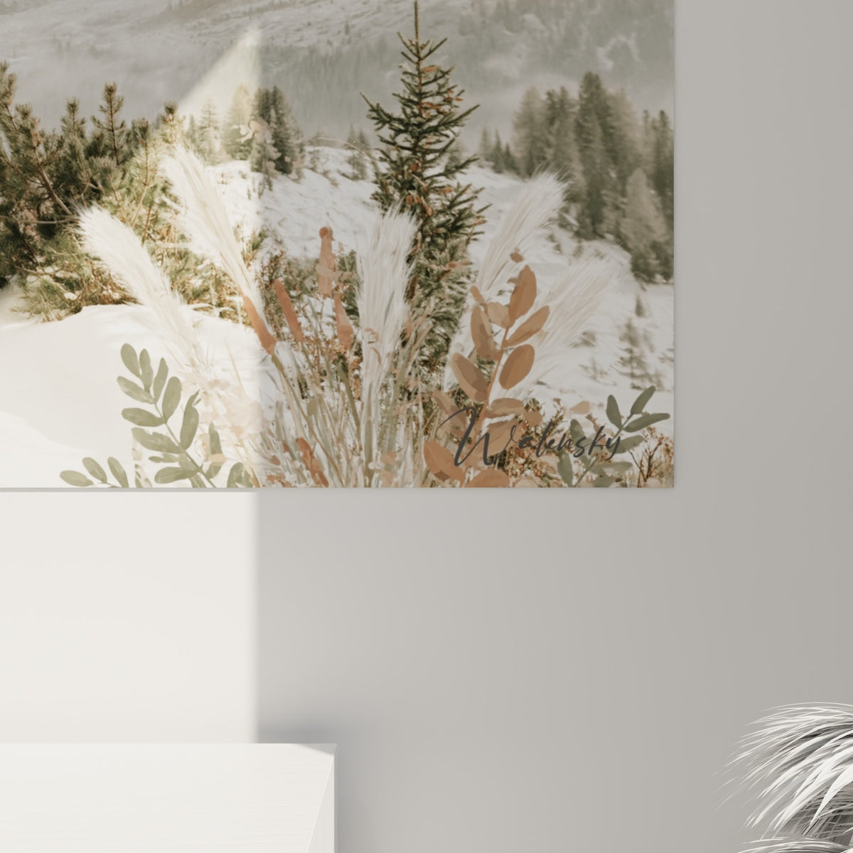 Détail des flocons blancs et du grain givré sur les tons beige et gris de la montagne enneigée