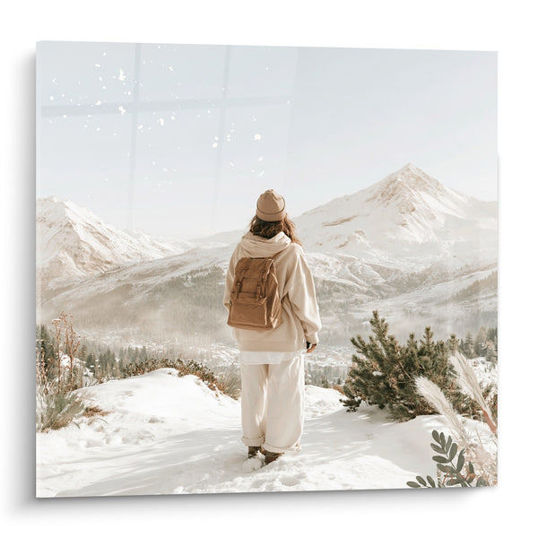 Tableau Randonneuse beige aux montagnes enneigées - Sommets contemplés - Edition Randonnée