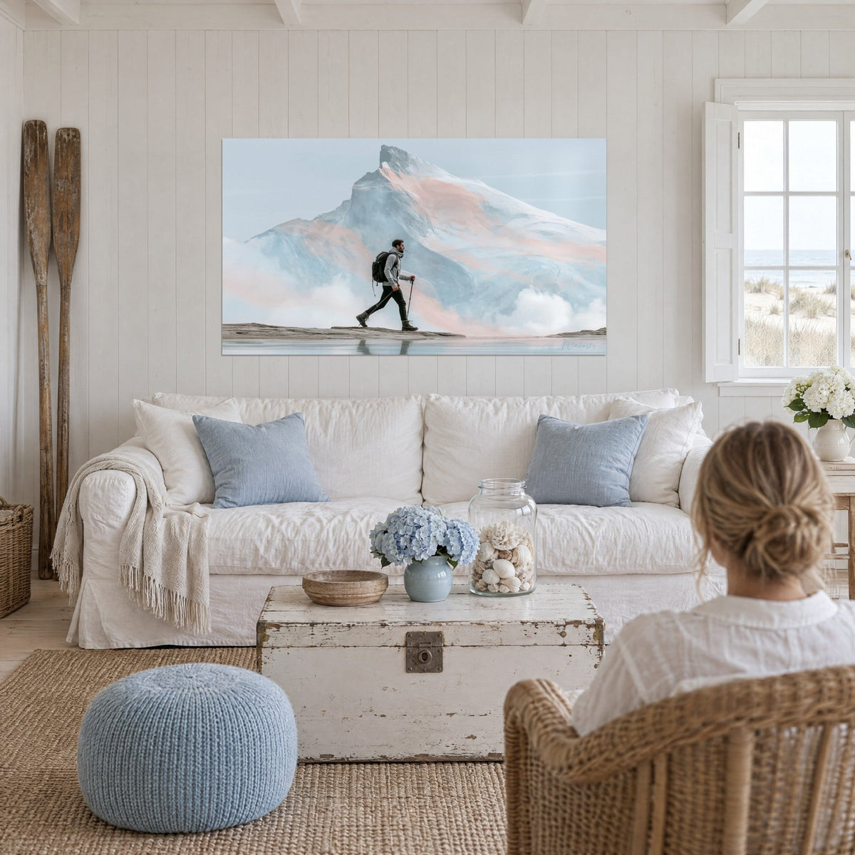 Tableau randonneur à bâtons devant un sommet bleu glacier veiné de rose, nuages blancs, au-dessus d'un canapé dans un salon lumineux