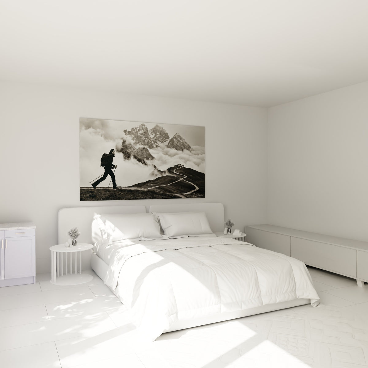 Marcheur silhouette anthracite et sommets blancs immergés dans la brume, au-dessus d'un lit dans une chambre claire