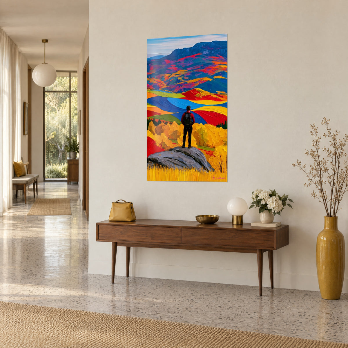 Schilderij wandelaar met zwarte rugzak tegenover zonnig gele en kobaltblauwe velden, op een beige muur boven een houten console