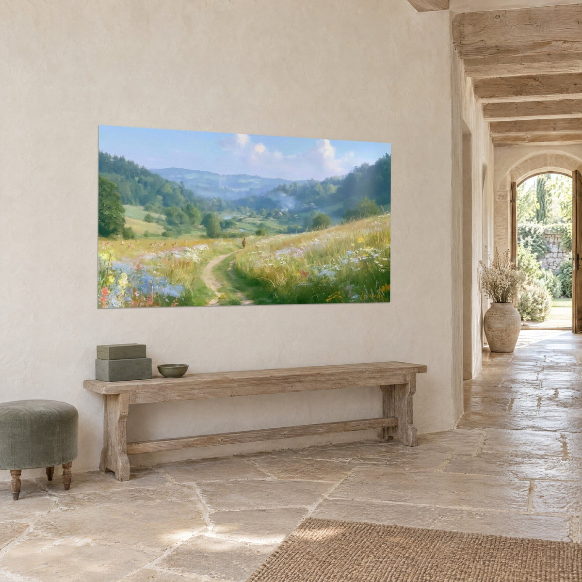 Tableau chemin de randonneur entre herbes dorées et fleurs blanches, collines bleutées, dans une entrée en pierre claire