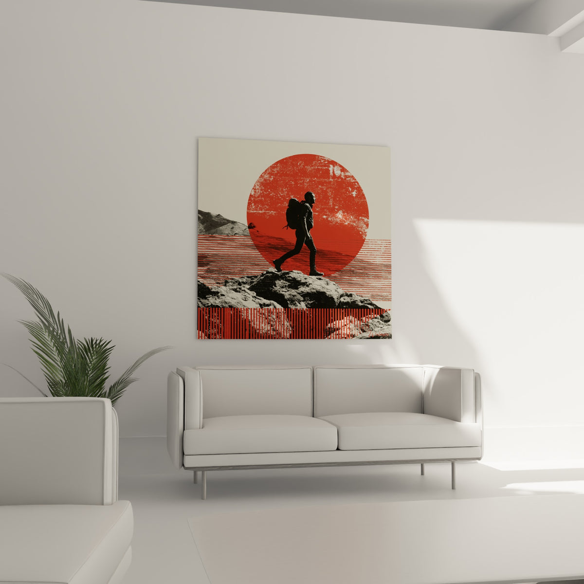 Silhouette de randonneur sur fond rouge et beige rayé, disposée au-dessus d'un canapé dans un salon lumineux