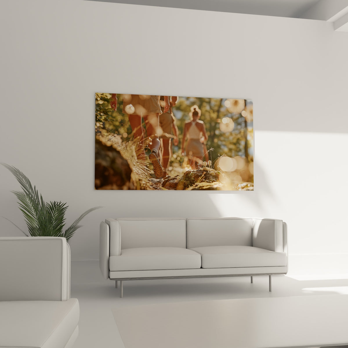 Pas en mouvement sur rochers dorés, reflets scintillants et feuillage vert, au-dessus d'un canapé dans un salon lumineux