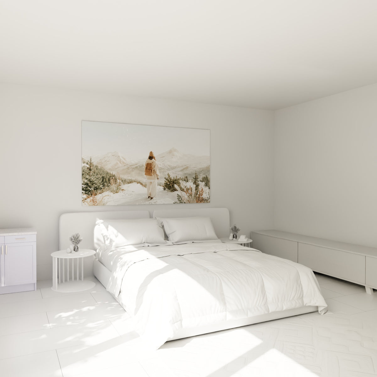 Silhouette beige et sac brun contemplant des montagnes blanches, au-dessus d'un lit dans une chambre claire