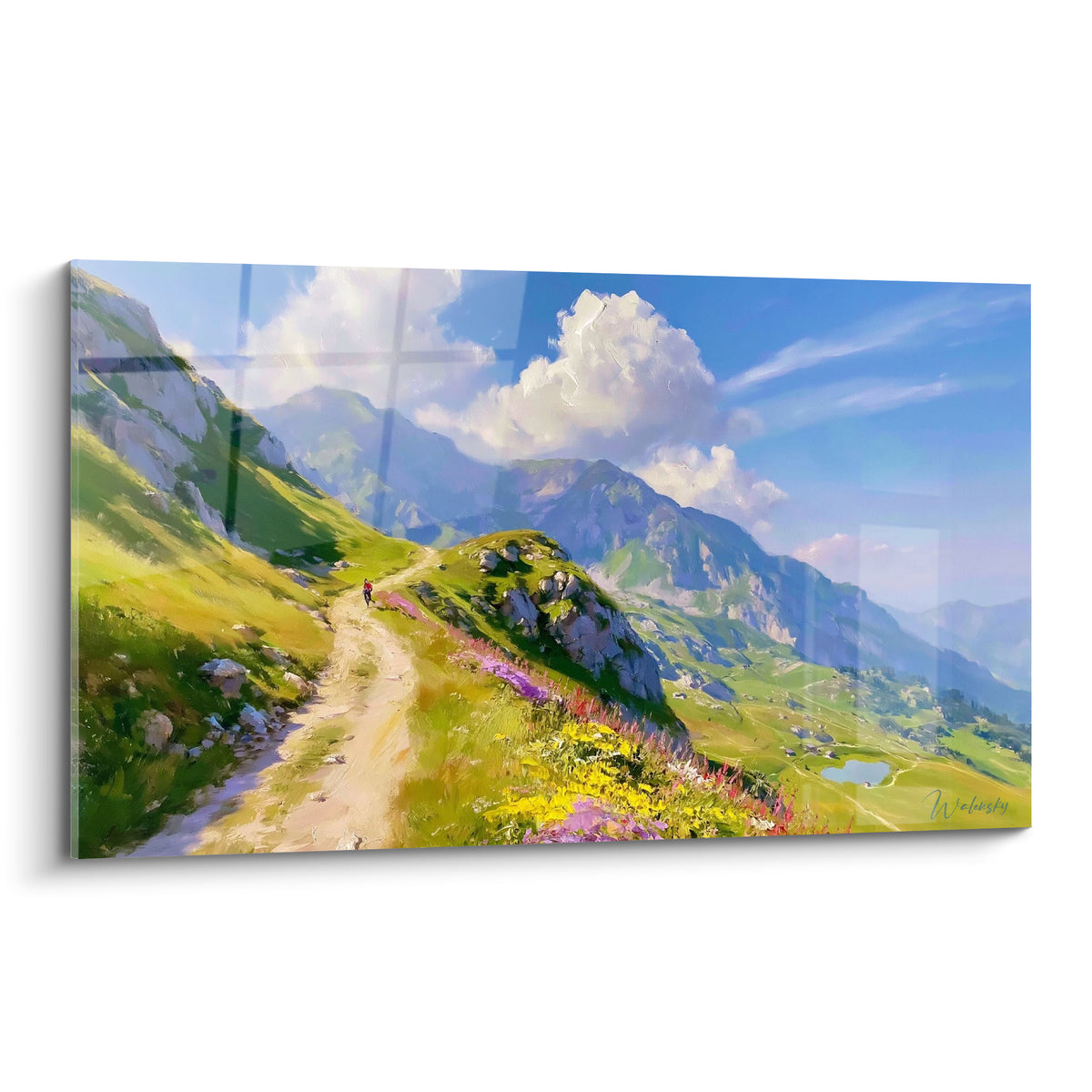 Sentier sablonneux serpentant entre herbe verte et fleurs roses sous un ciel bleu nuageux