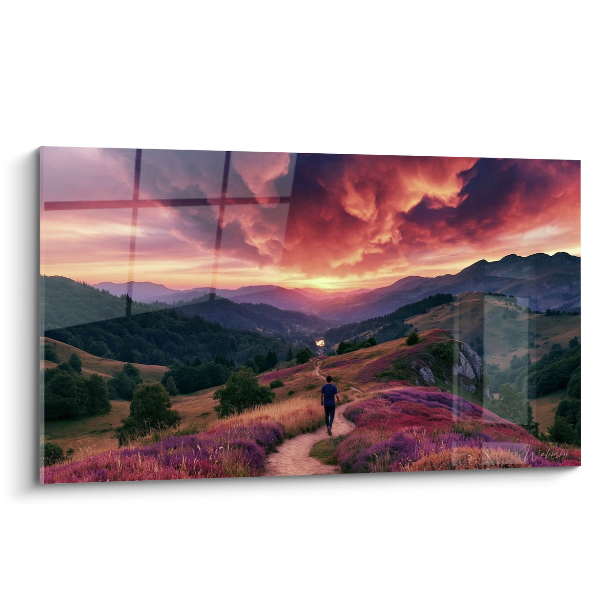 Randonneur de dos avance sur un sentier violet sous un ciel orangé et pourpre flamboyant