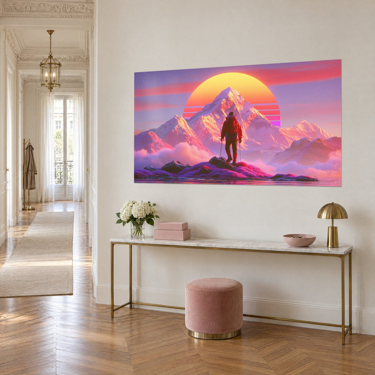 Tableau alpiniste immobile devant un disque solaire jaune et rose, sommet blanc, console dorée dans un couloir haussmannien