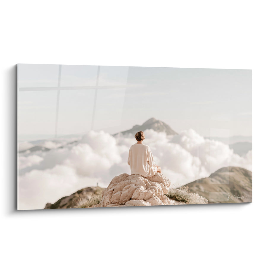 Tableau Randonneuse beige assise sur rocher blanc au dessus des nuages - Mer de nuages - Edition Randonnée