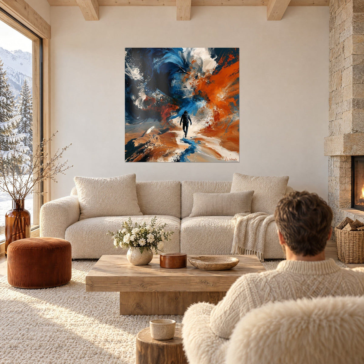 Quadro di un escursionista con zaino di fronte a un'onda blu notte e arancio bruciato, un uomo di spalle, sopra un divano in un soggiorno luminoso