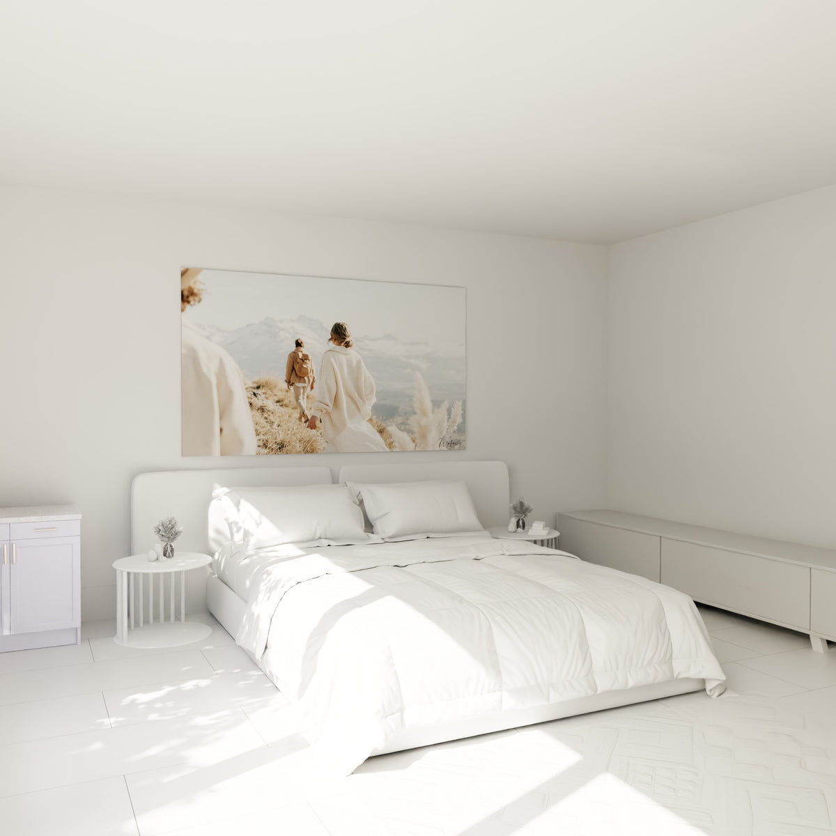 Marcheurs vêtus de beige lors d'une randonnée, au-dessus d'un lit dans une chambre claire