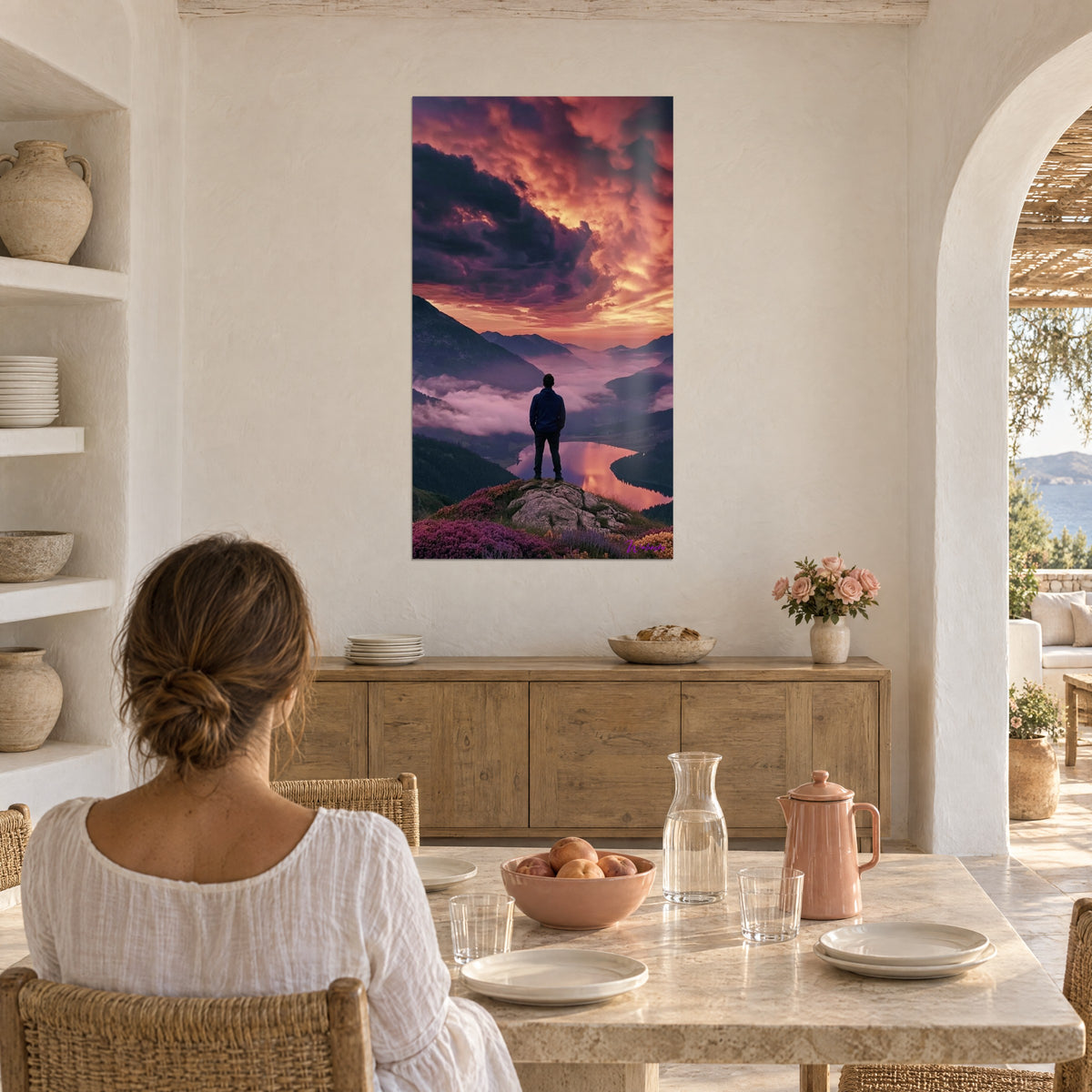 Schilderij bergbeklimmer roerloos op een uitkijkpunt, roze meer, donkere bergkam en gouden wolken, koppel van achteren bij een eettafel