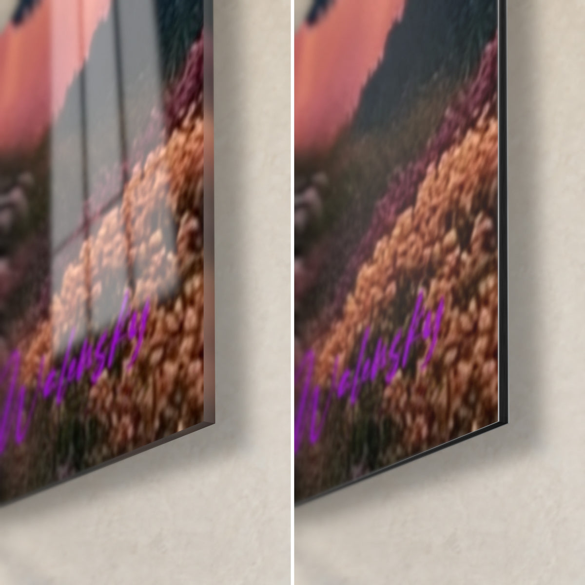 Schilderij eenzame wandelaar op een bergkam, paarse en okerkleurige heide in de rechteronderhoek, glanzend glas en mat Dibond, rand van 3 mm