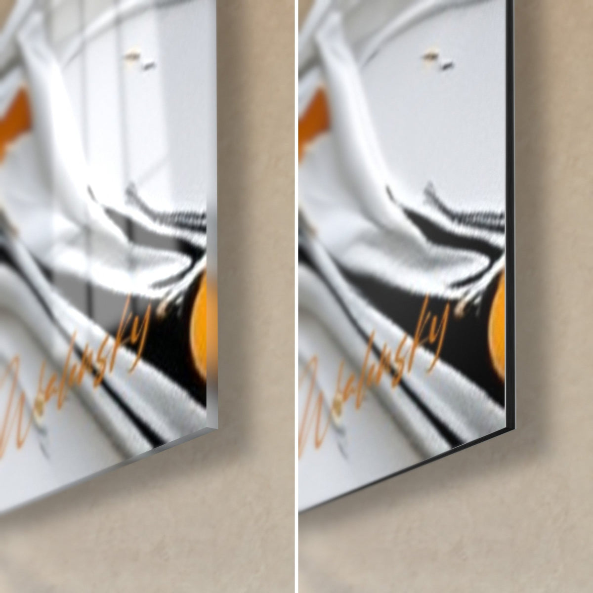 Tableau randonneur en veste jaune, coin bas droit : verre acrylique brillant à gauche, alu Dibond mat noir à droite, tranche 3 mm
