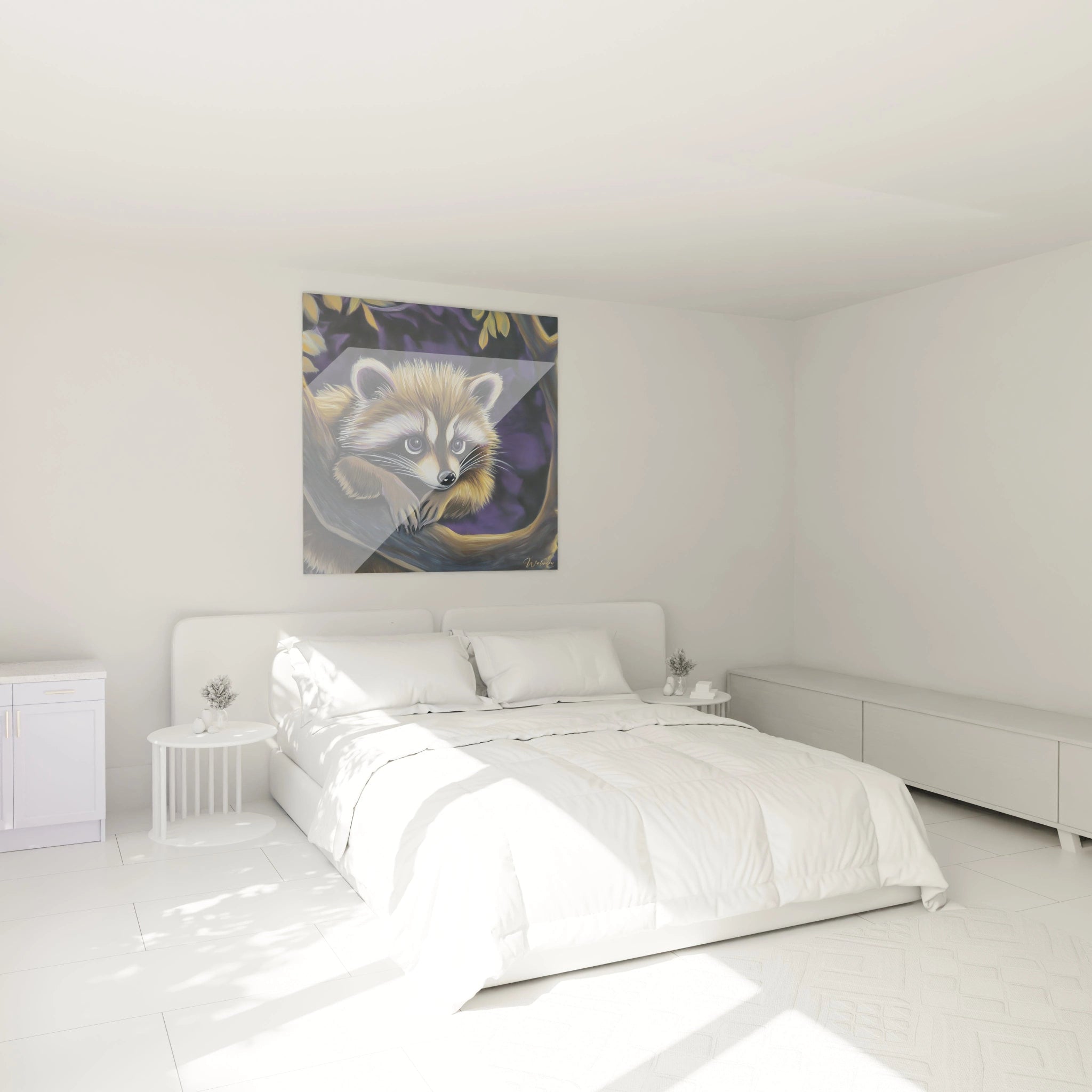 Tableau raton laveur Walensky accroché au-dessus d'un lit blanc dans une chambre lumineuse et moderne