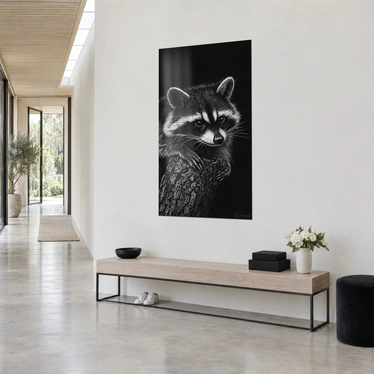 Tableau portrait de carnivore nocturne, pelage argenté sur fond noir profond, vue de trois-quarts, banc en bois clair et vase blanc