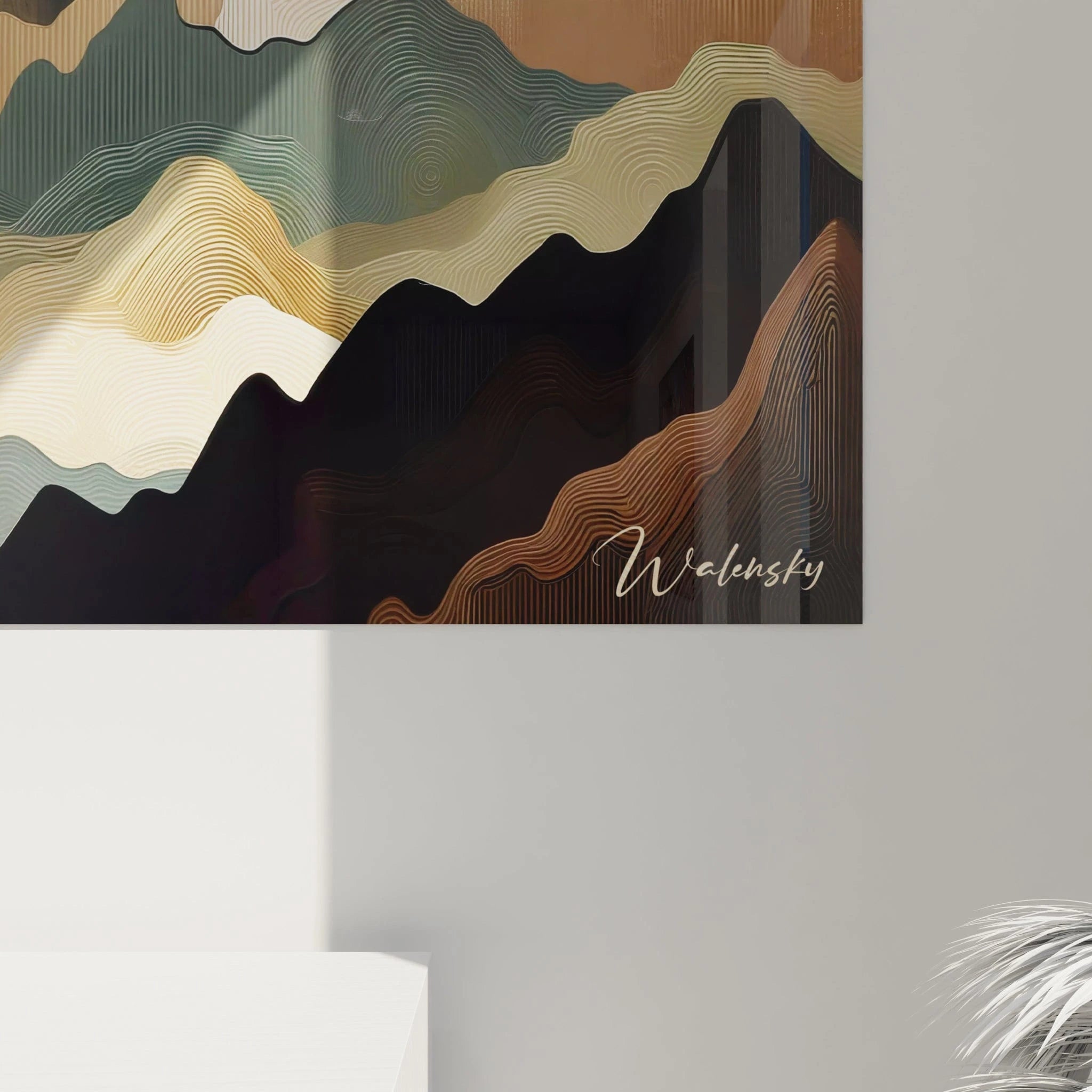 Un tableau abstrait de vallées et montagnes en lignes courbes. Utilise une palette de noir profond, vert olive, crème et brun rougeâtre. La texture présente des strates ondulantes formées par des lignes fines répétitives qui créent un effet de relief géographique stylisé, surplombé d'un soleil circulaire blanc aux rayons fins sur fond de ciel brun-doré.
