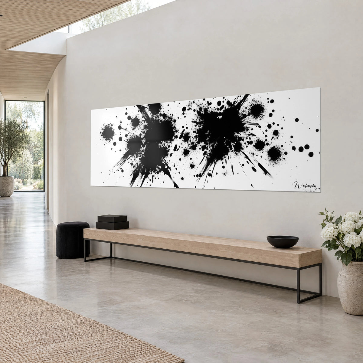 Cuadro con chorros de pintura negra y gotas dispersas sobre blanco puro, formato panorámico, banco de madera, en una casa de arquitecto