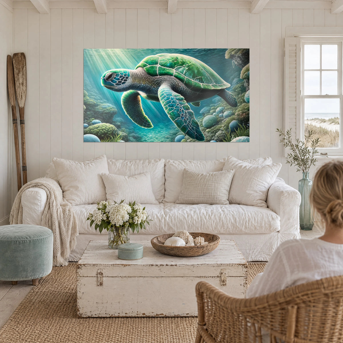 Cuadro tortuga marina con caparazón verde esmeralda nadando en agua turquesa, pared blanca, encima de un sofá en un salón luminoso
