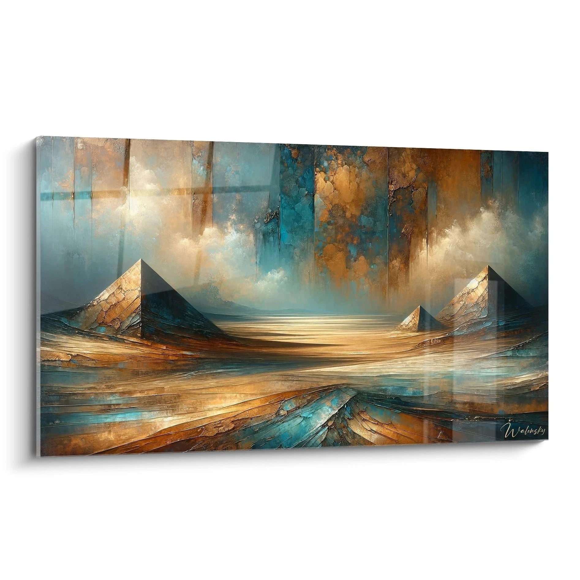 Un tableau abstrait de pyramides dans un paysage désertique. Dominé par des teintes bleu turquoise, or métallisé, beige sable et bronze. La texture présente des empâtements créant des strates horizontales dorées au premier plan, avec trois pyramides triangulaires partiellement recouvertes d'or sur fond de ciel nuageux aux couleurs patinées verdigris et cuivre.
