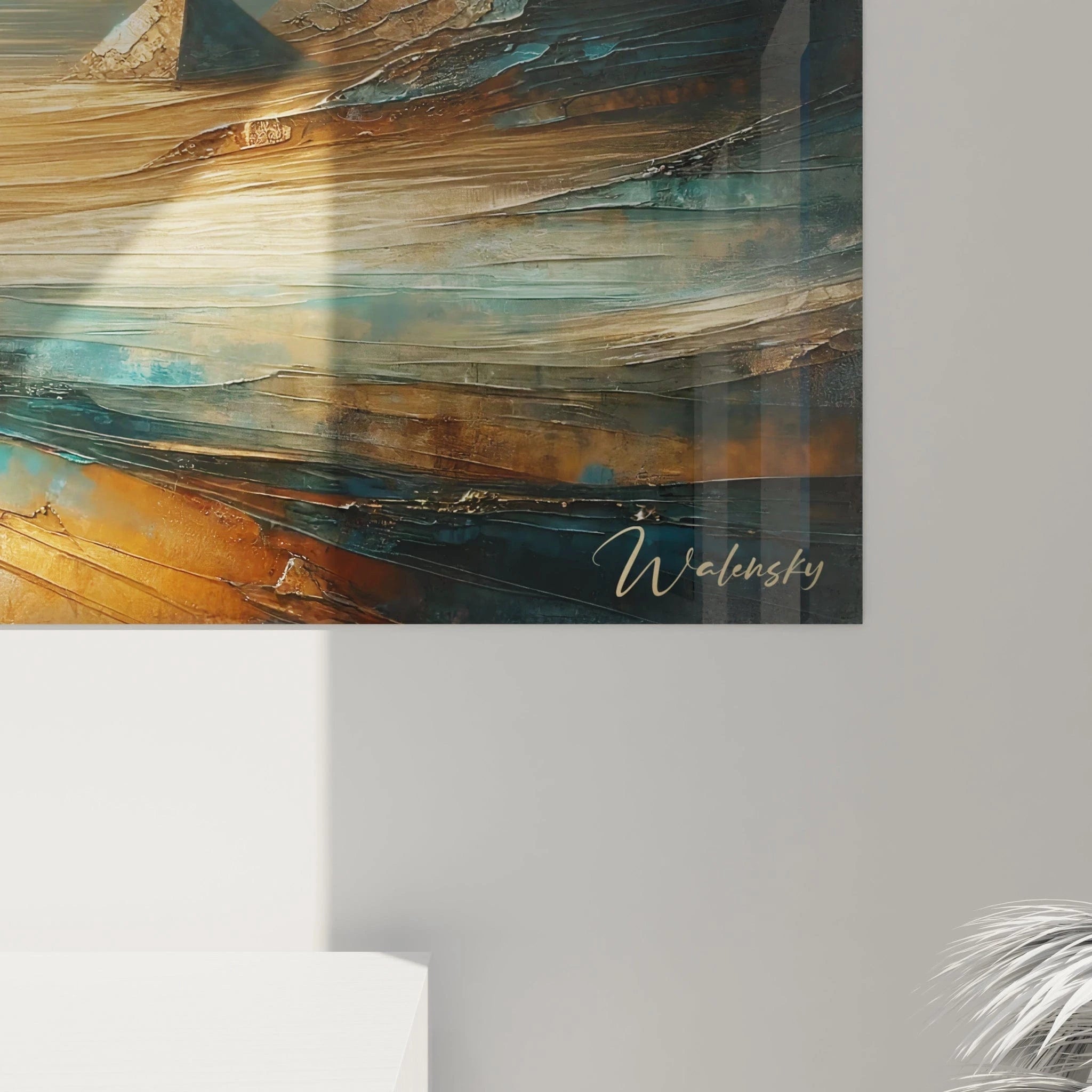 Un tableau abstrait de pyramides dorées dans un désert stratifié. Utilise une palette de bleu paon, or, beige sable et cuivre oxydé. La texture présente des couches horizontales superposées pour le terrain désertique, des structures pyramidales géométriques aux arêtes nettes partiellement dorées, et un fond vertical texturé évoquant un ciel ancien avec effets de métal patiné et nuages stylisés.
