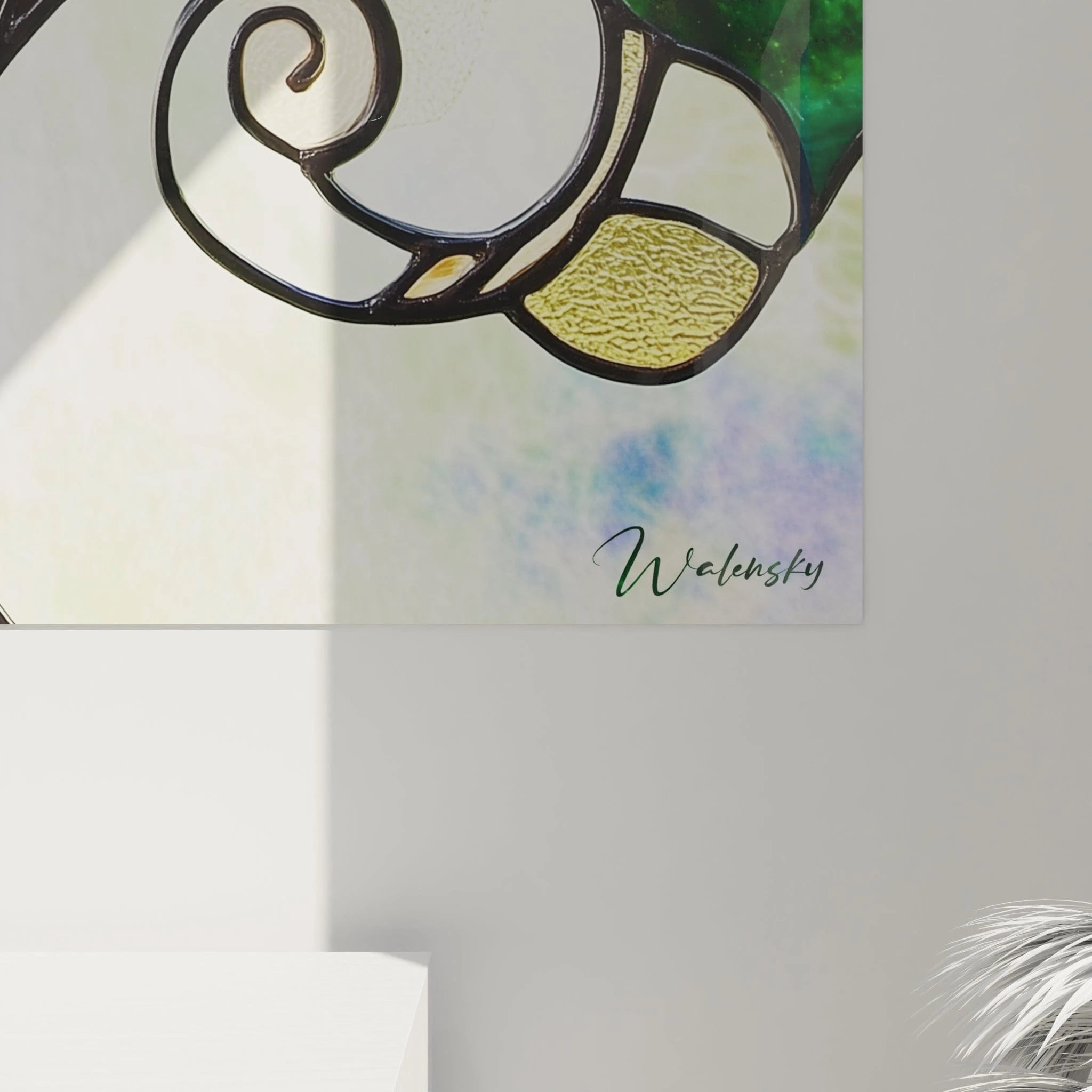 Un tableau vitraux d'arbre aux formes organiques et spiralées, mêlant verts profonds des feuilles et ambrés chatoyants du tronc, structuré par des contours noirs comme un authentique vitrail, créant un jeu de transparence et de couleur.
