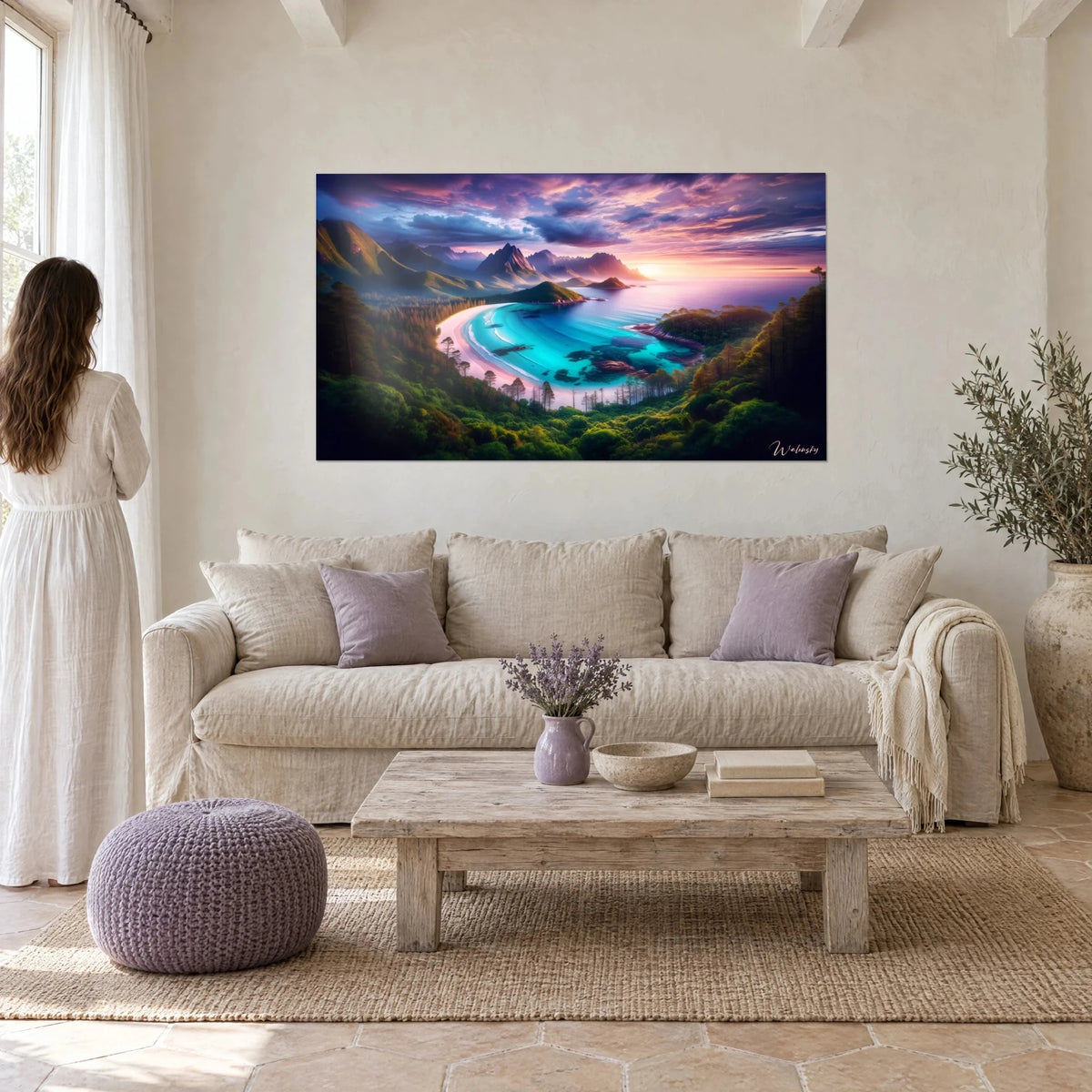 Gemälde türkisfarbene Bucht mit rosa Sand unter violettem Himmel, über einem Sofa in einem hellen Wohnzimmer