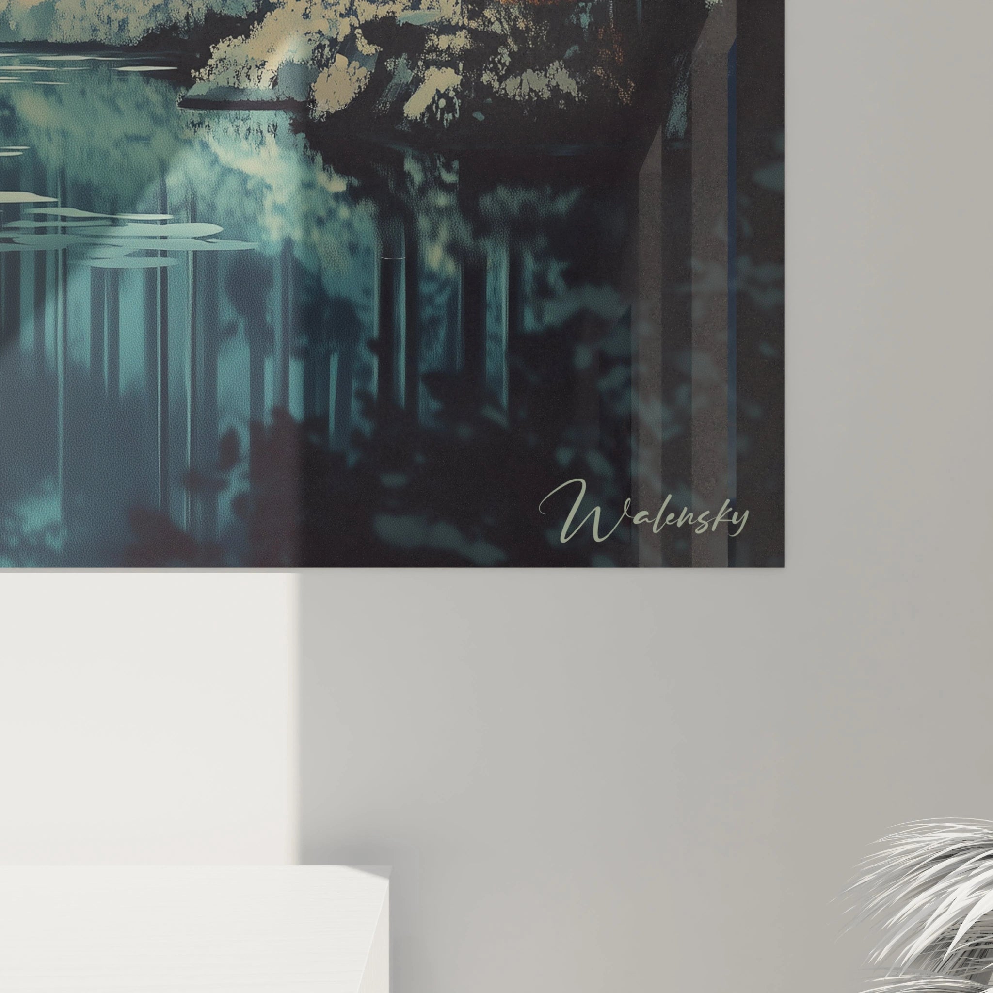 Un tableau forestier aux teintes contrastées présentant un plan d'eau reflétant les silhouettes élancées des arbres environnants, conjuguant profondeur turquoise des conifères et chaleur orangée des feuillages d'automne dans une atmosphère brumeuse.
