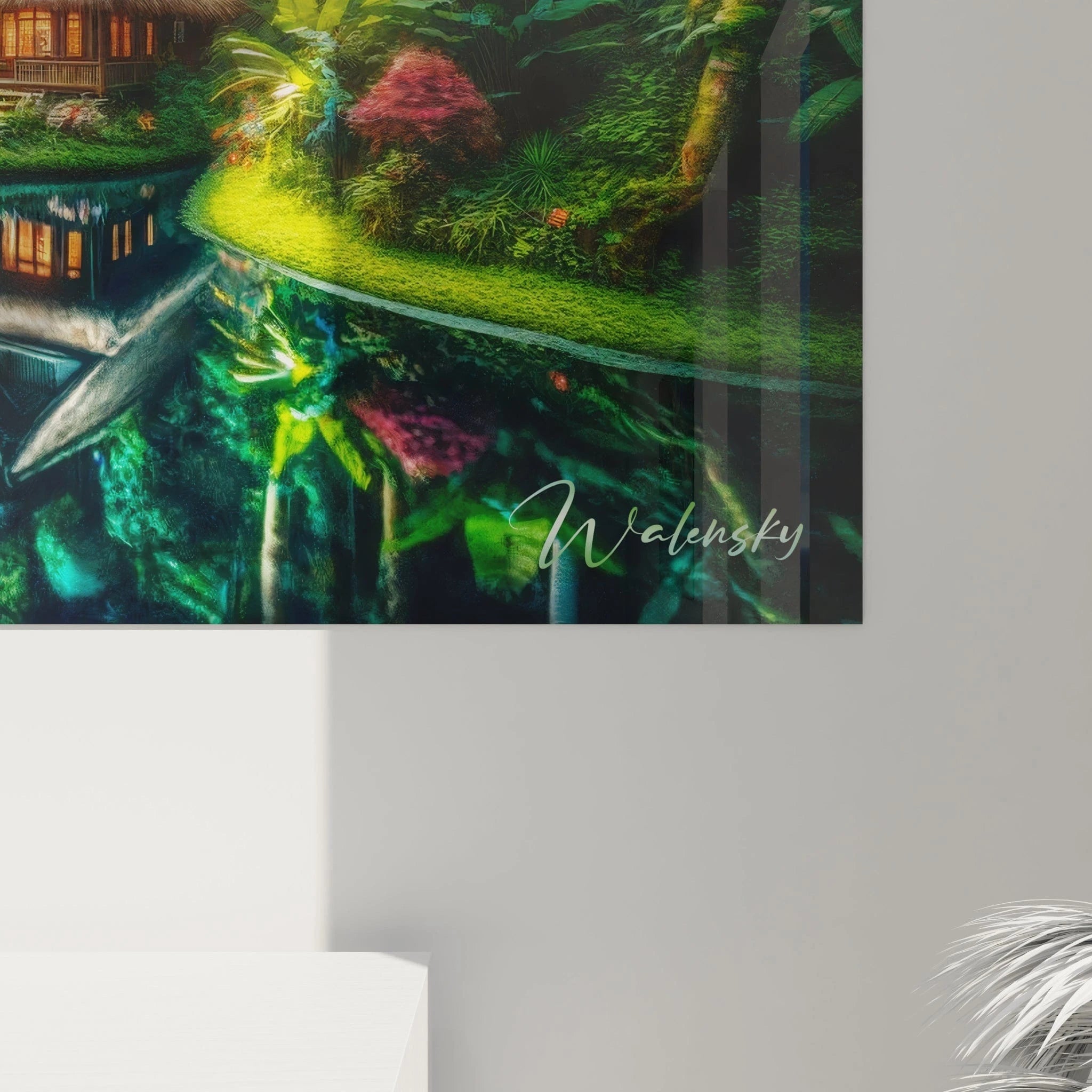 Un tableau paysage d'une clairière forestière tropicale abritant une maison rustique au toit de chaume. L'eau calme du bassin central crée un effet miroir parfait. La palette chromatique combine différentes nuances de vert, rehaussées par des accents rouges et roses des plantes tropicales. Une lumière dorée baigne l'arrière-plan de cette dense végétation.
