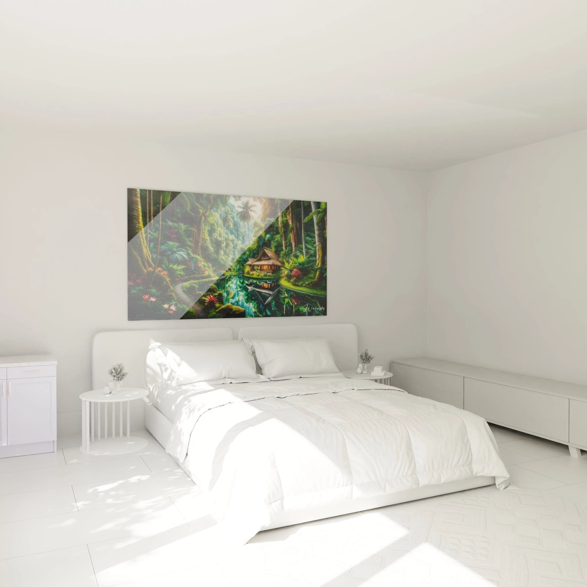 Un tableau paysage figurant une demeure traditionnelle en bois avec toiture en paille au cœur d'une jungle. Des tonalités vertes dominent la composition, ponctuées de touches florales rouges et roses. Un plan d'eau miroitant occupe le centre, reflétant la cabane illuminée. Des troncs élancés de palmiers encadrent la scène.
