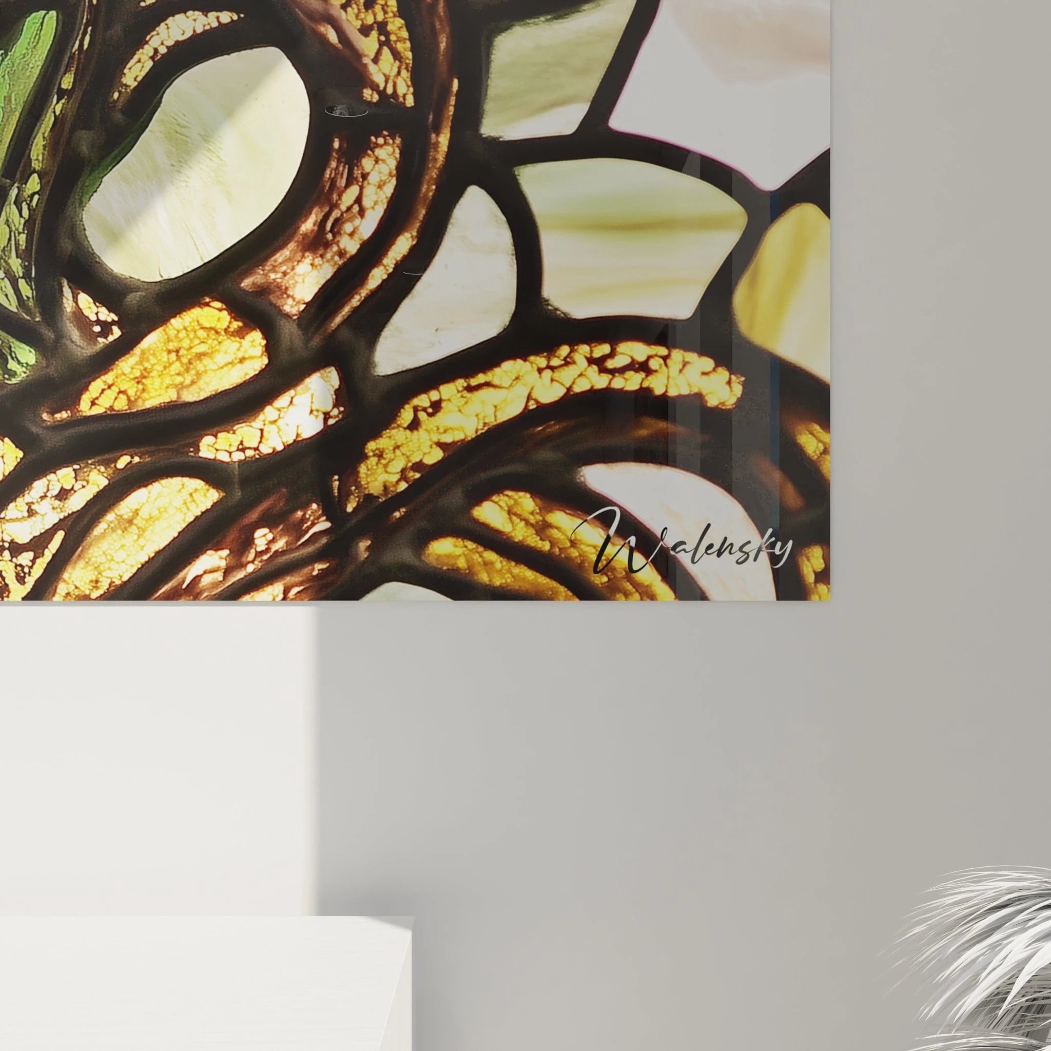 Tableau vitraux artistique présentant une interprétation contemporaine de Méduse avec un visage pâle expressif au centre, encadré par des motifs fragmentés aux couleurs vives rappelant des cheveux-serpents, créant une tension visuelle entre beauté séduisante et danger mythologique.
