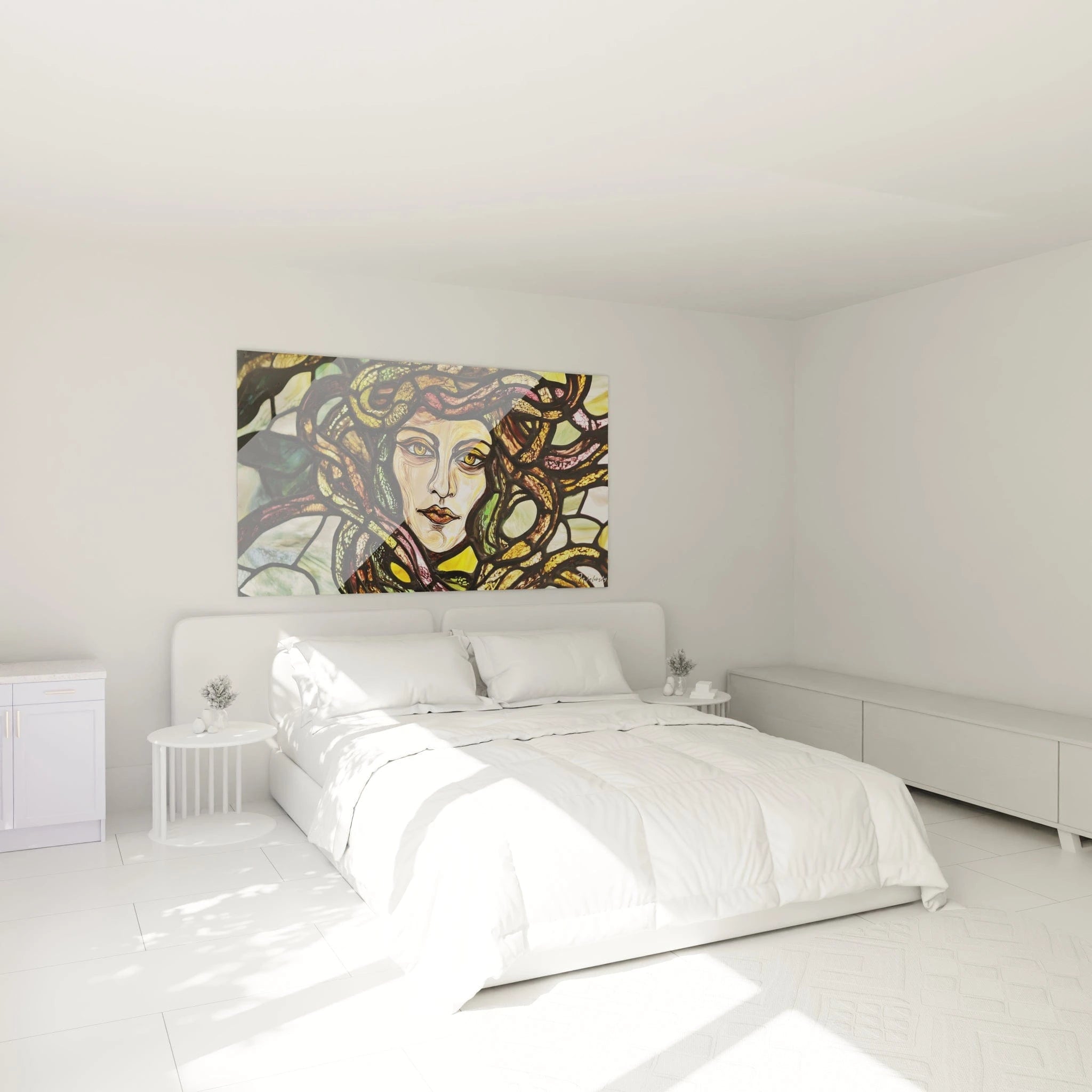 Tableau vitraux méduse au regard hypnotique, composé de fragments géométriques aux bordures noires imitant le plomb des vitraux traditionnels, où le visage doré central contraste avec les entrelacs verts et bordeaux environnants, créant une luminosité intérieure distinctive.
