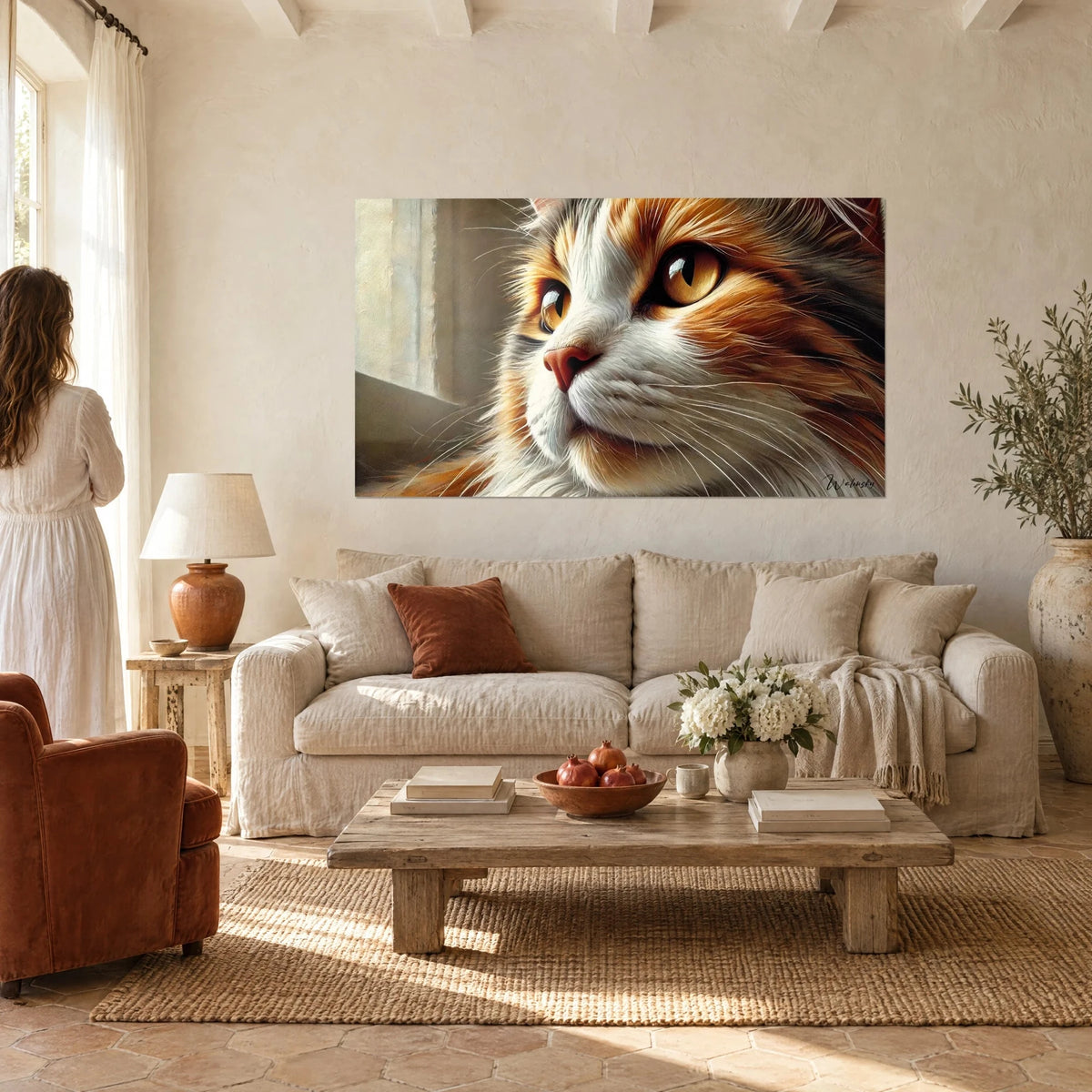 Quadro di un gatto rosso e bianco dagli occhi ambrati e baffi sottili su fondo avorio, appeso sopra un divano in un soggiorno luminoso