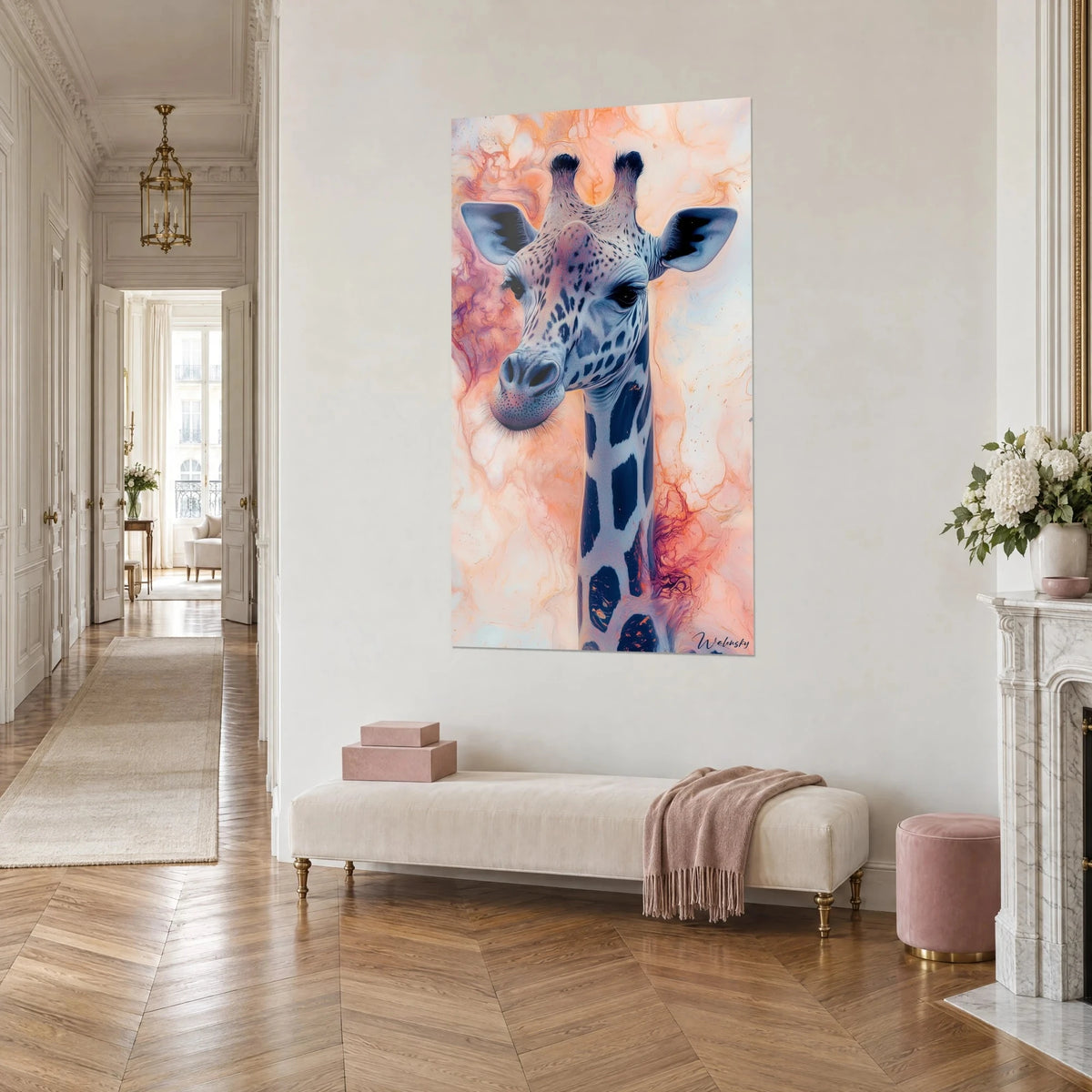 Quadro ritratto di giraffa con orecchie azzurrate, macchie indaco e volute arancioni su fondo crema, corridoio haussmanniano in prospettiva
