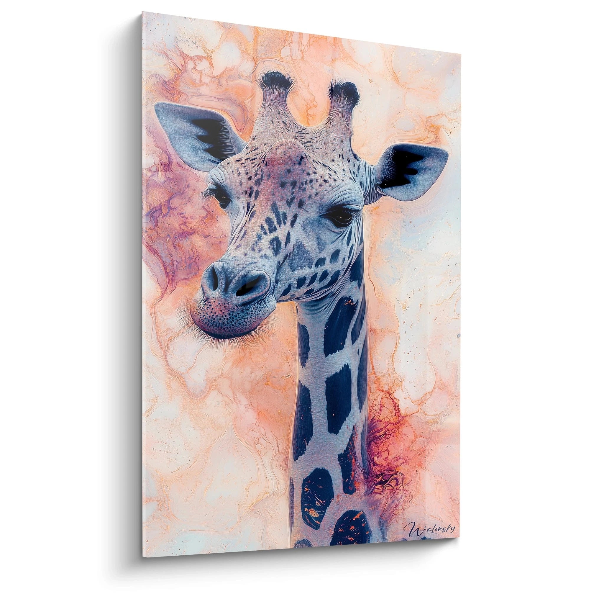 Un tableau girafe présenté en gros plan, montrant une tête et un cou bleu-gris tachetés de marine sur fond fluide orange et pêche aux textures marbrées. Le regard expressif de l'animal contraste avec l'abstraction de l'arrière-plan.
