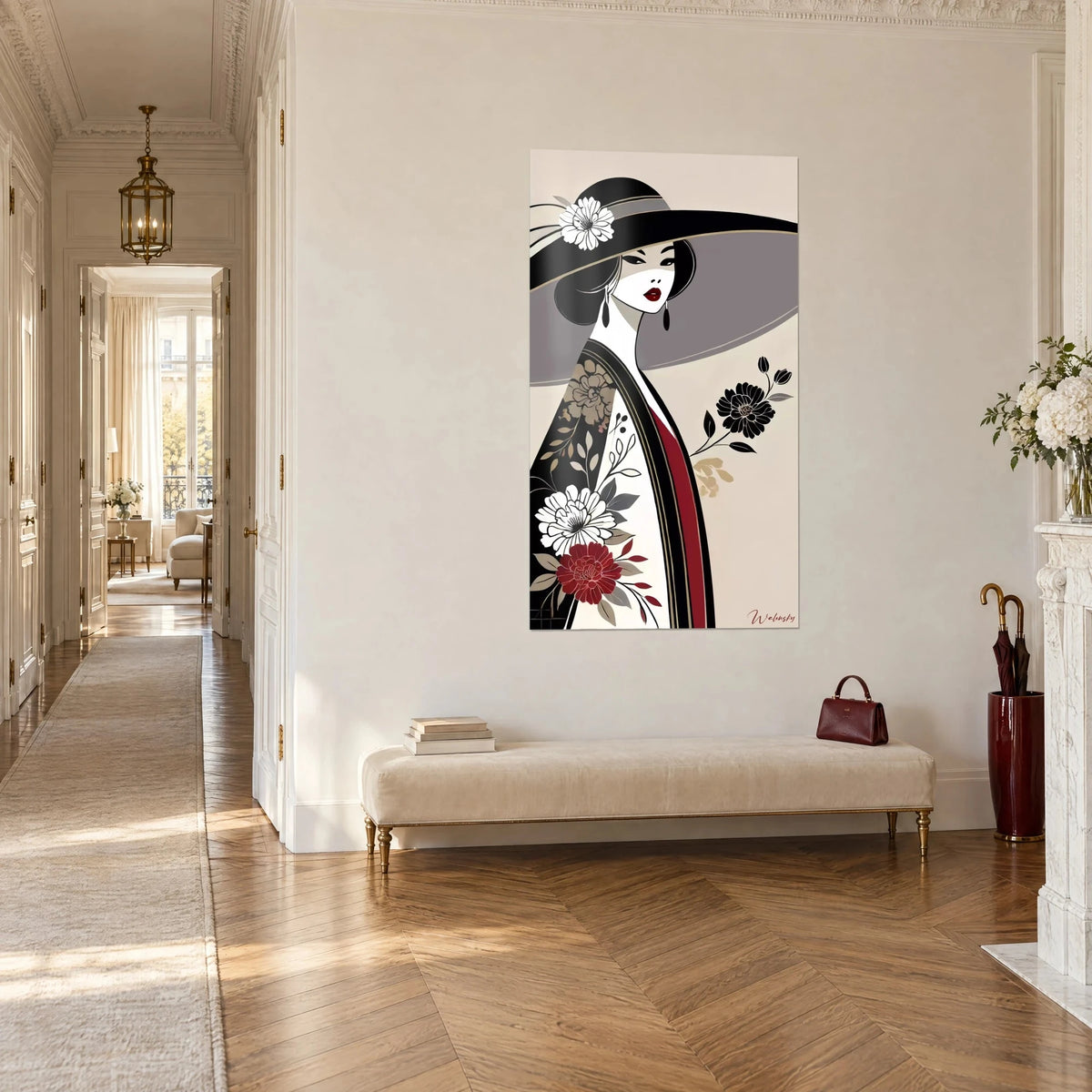 Tableau portrait stylisé d'une geisha au regard fardé, chapeau gris et noir, pivoine rouge, sur un mur haussmannien clair