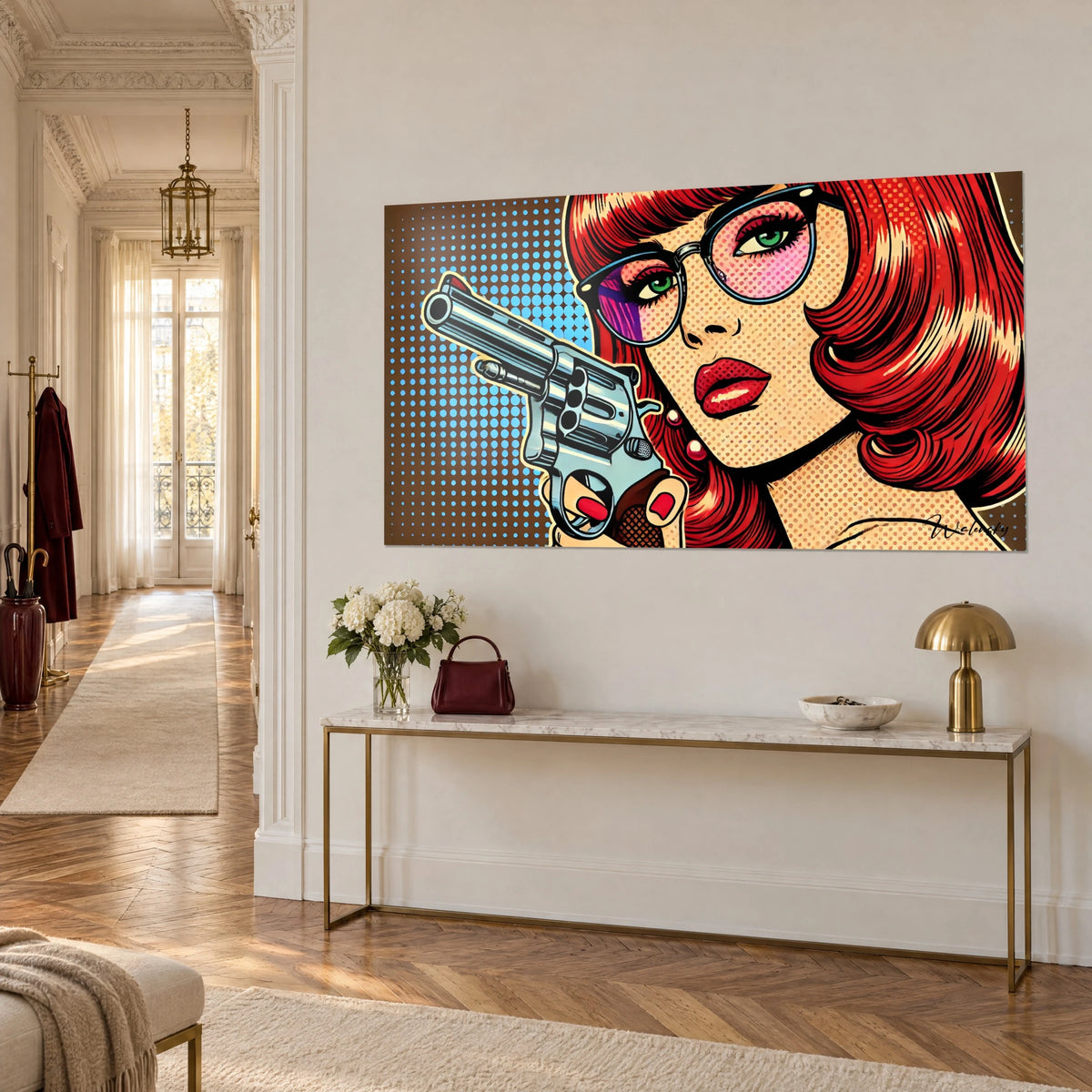 Πίνακας γυναίκας pop art με κόκκινα χείλη και πράσινα μάτια που κρατά ασημένιο πιστόλι, τρίτο προφίλ σε τοίχο αρχιτεκτονικής Haussmann